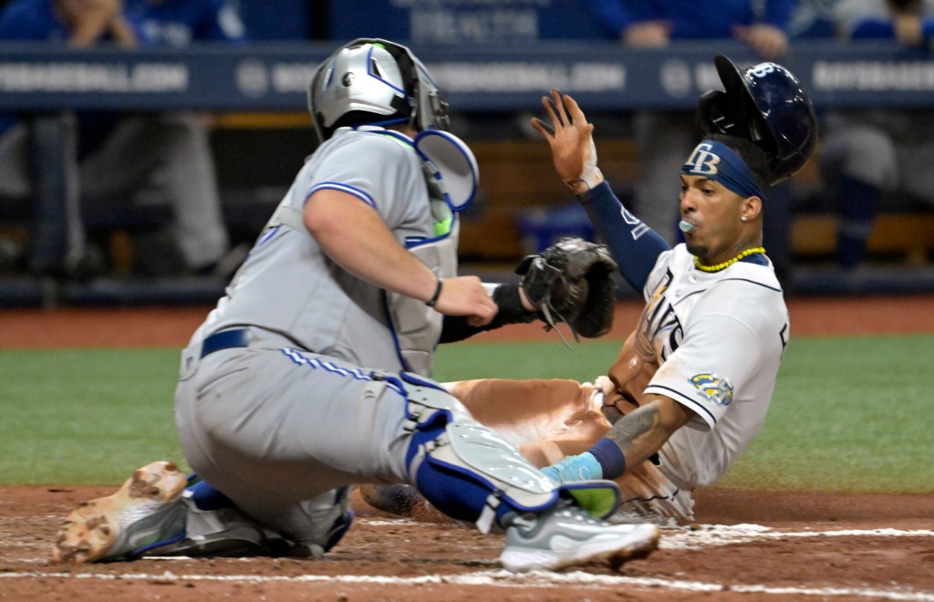 Bassitt becomes AL's second 15-game winner as Blue Jays beat Rays