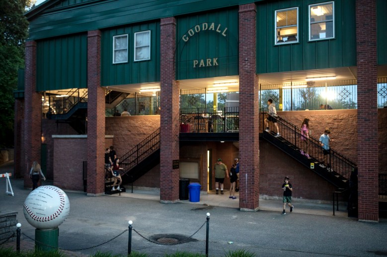 Sanford Mainers cruise to Game 1 win in NECBL division round series