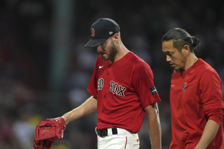 Chris Sale injury: Red Sox lefty leaves game with left shoulder soreness 