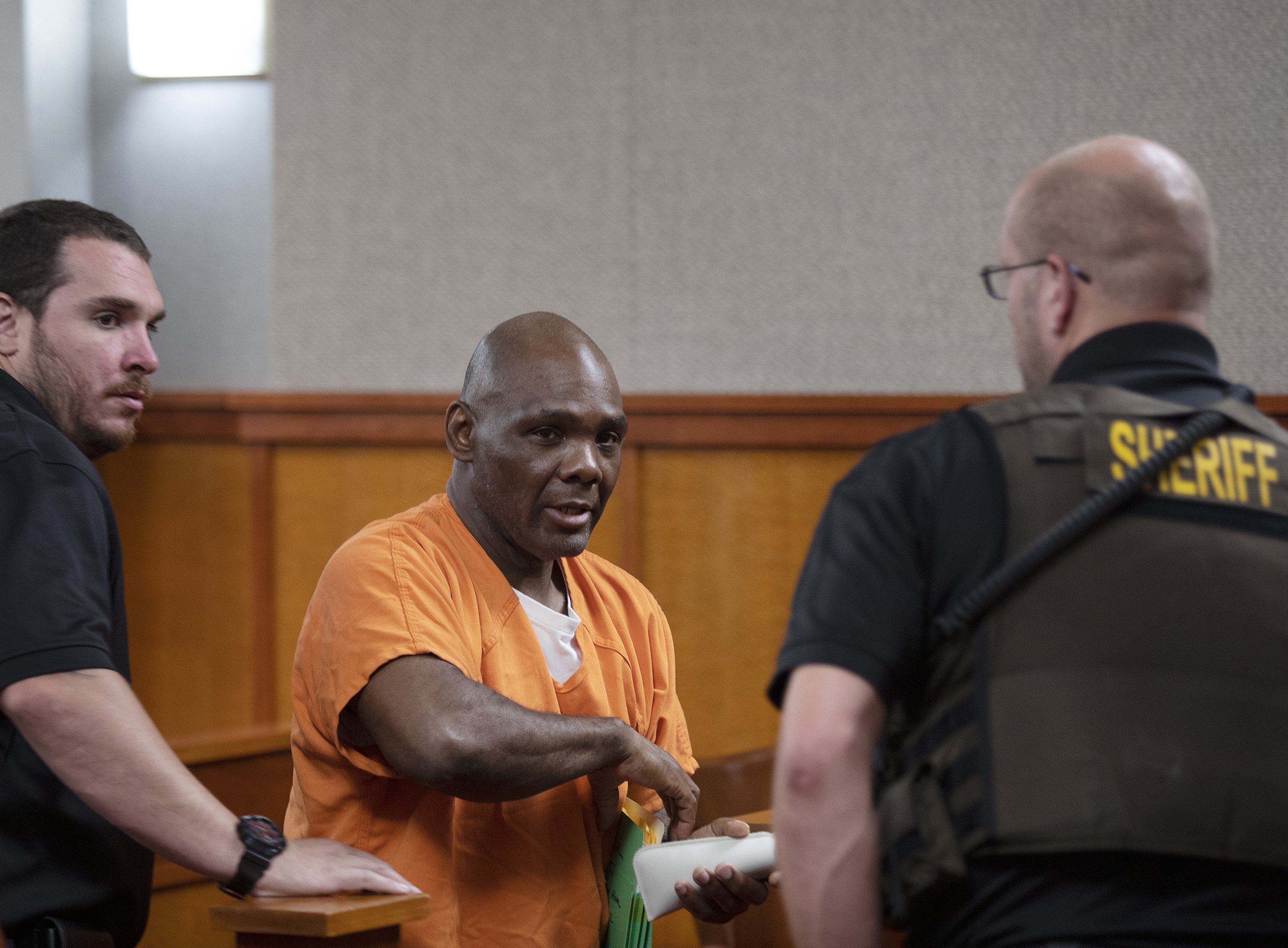 Man convicted of 1994 murder argues DNA analysis casts doubt on guilt pic