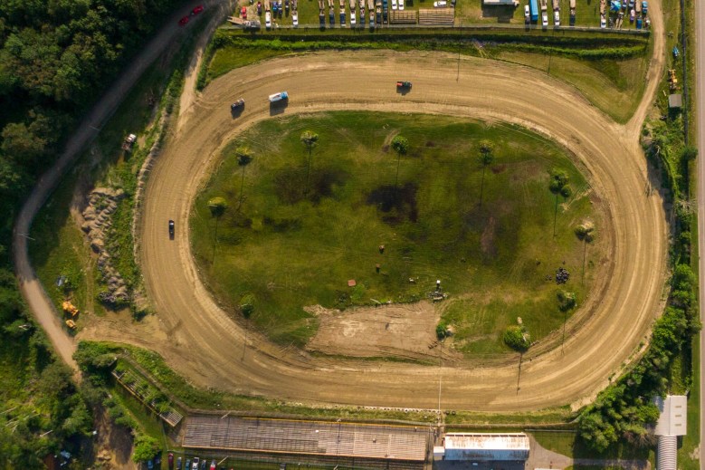 Auto Racing: Drivers get down and dirty at Unity Raceway