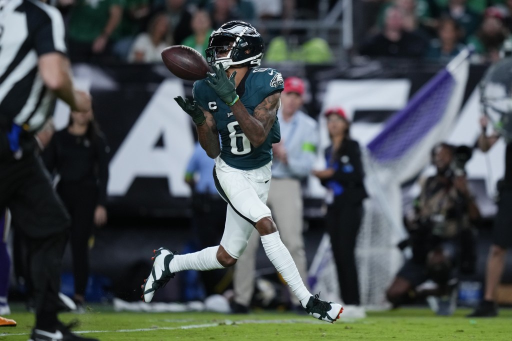 Eagles' DeVonta Smith gets record, but falls short of goal – NBC