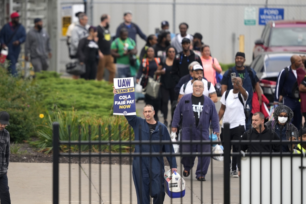Strikes spread to Chicago, Lansing as 7,000 more autoworkers join picket line - Vimarsana News