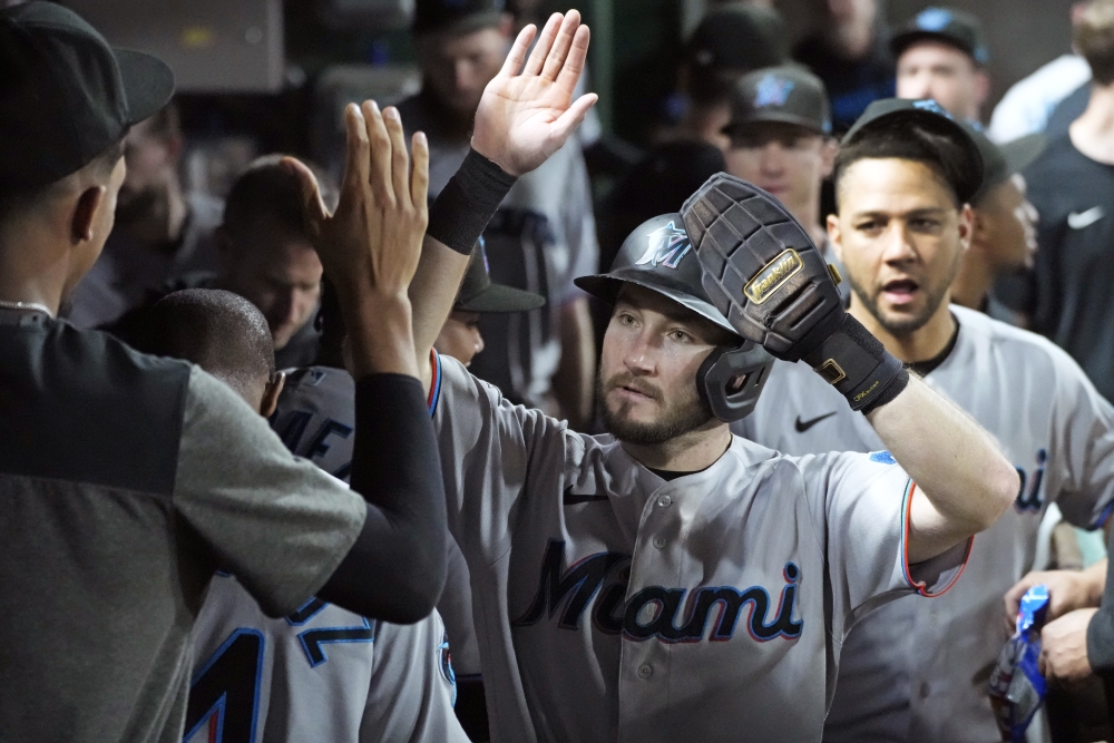 Bell's 2-run double lifts Marlins to close in on playoff spot