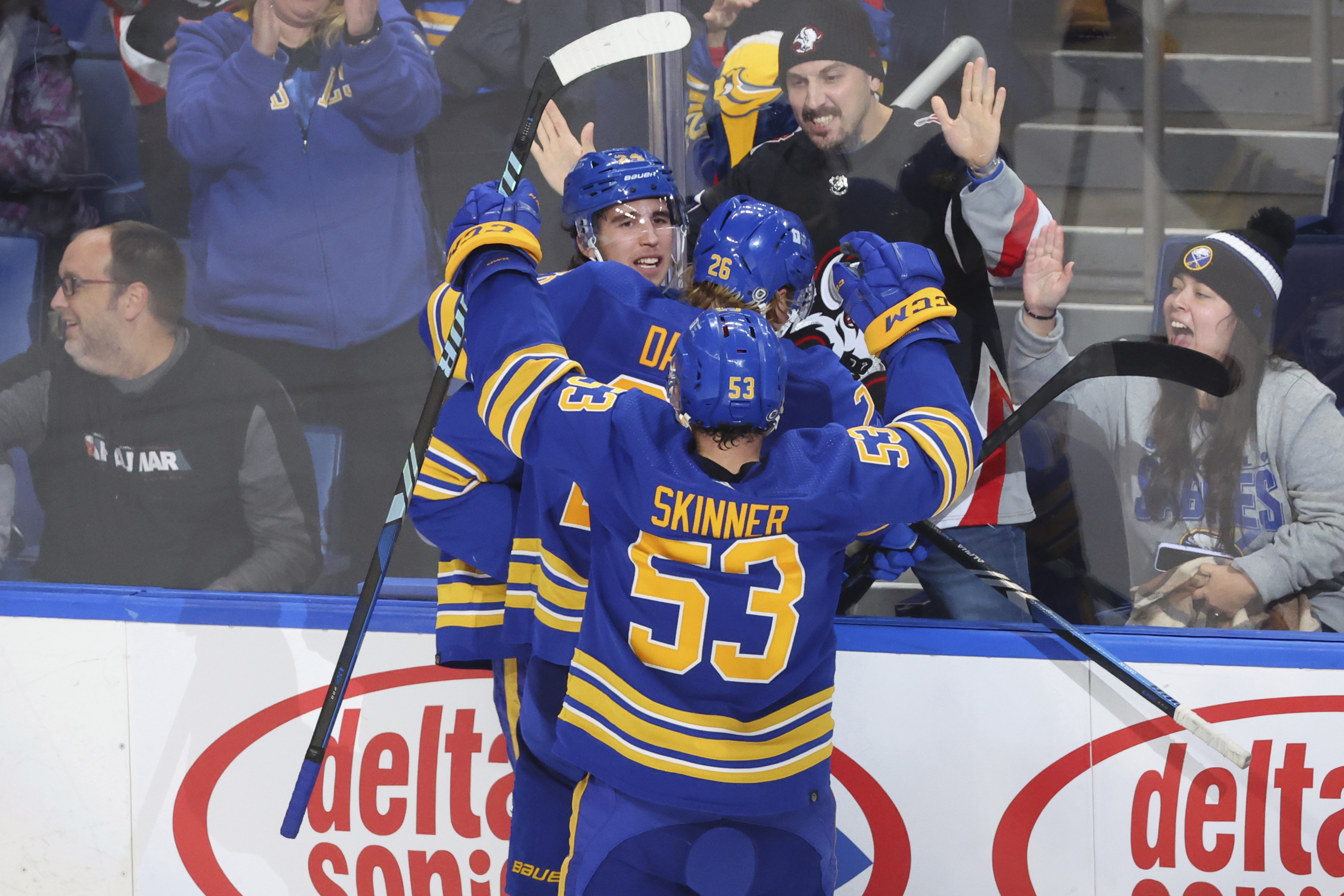 NHL roundup: Sabres lose late lead, down Lightning in OT