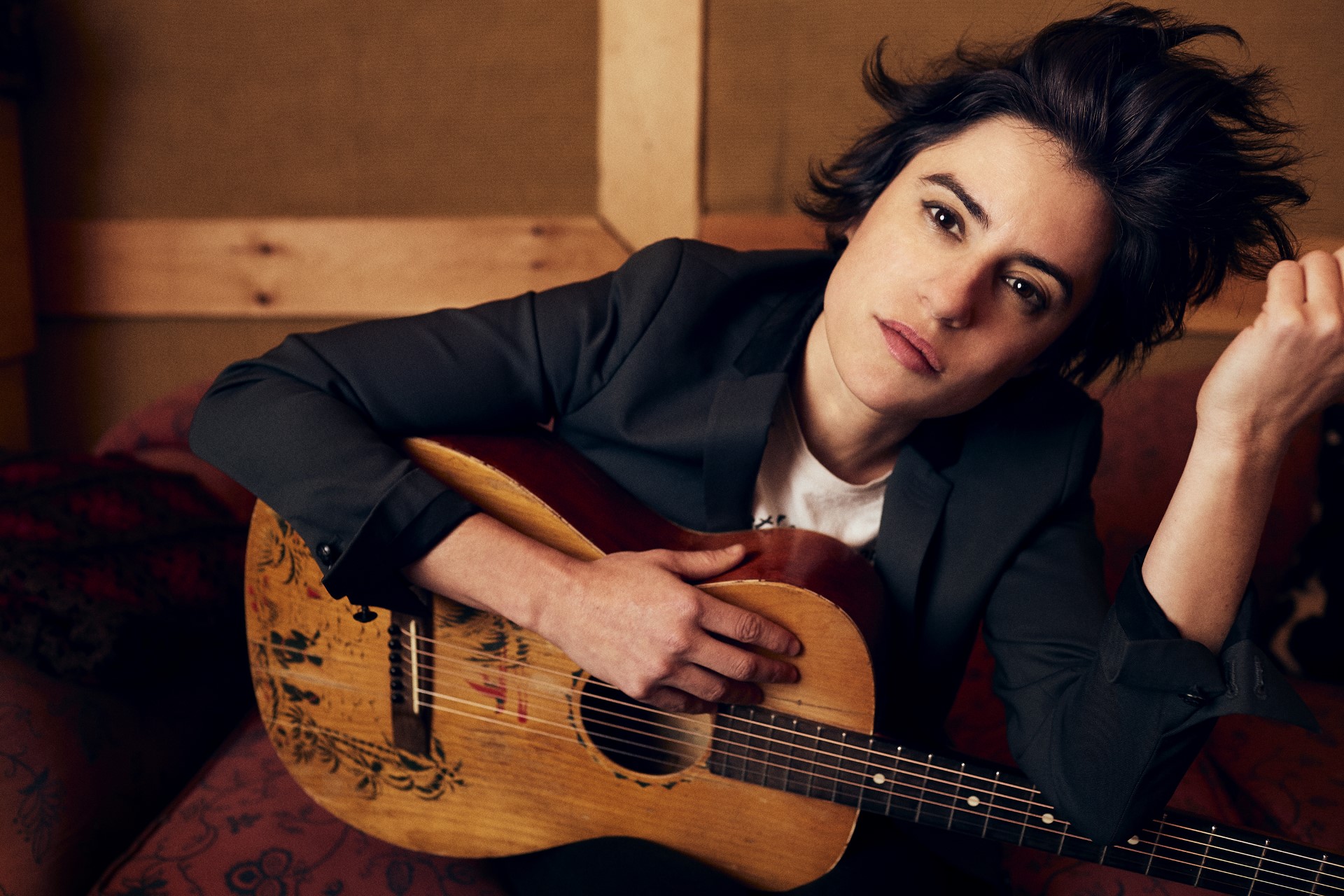 Multi-instrumentalist Leslie Mendelson comfortable performing solo - Vimarsana News