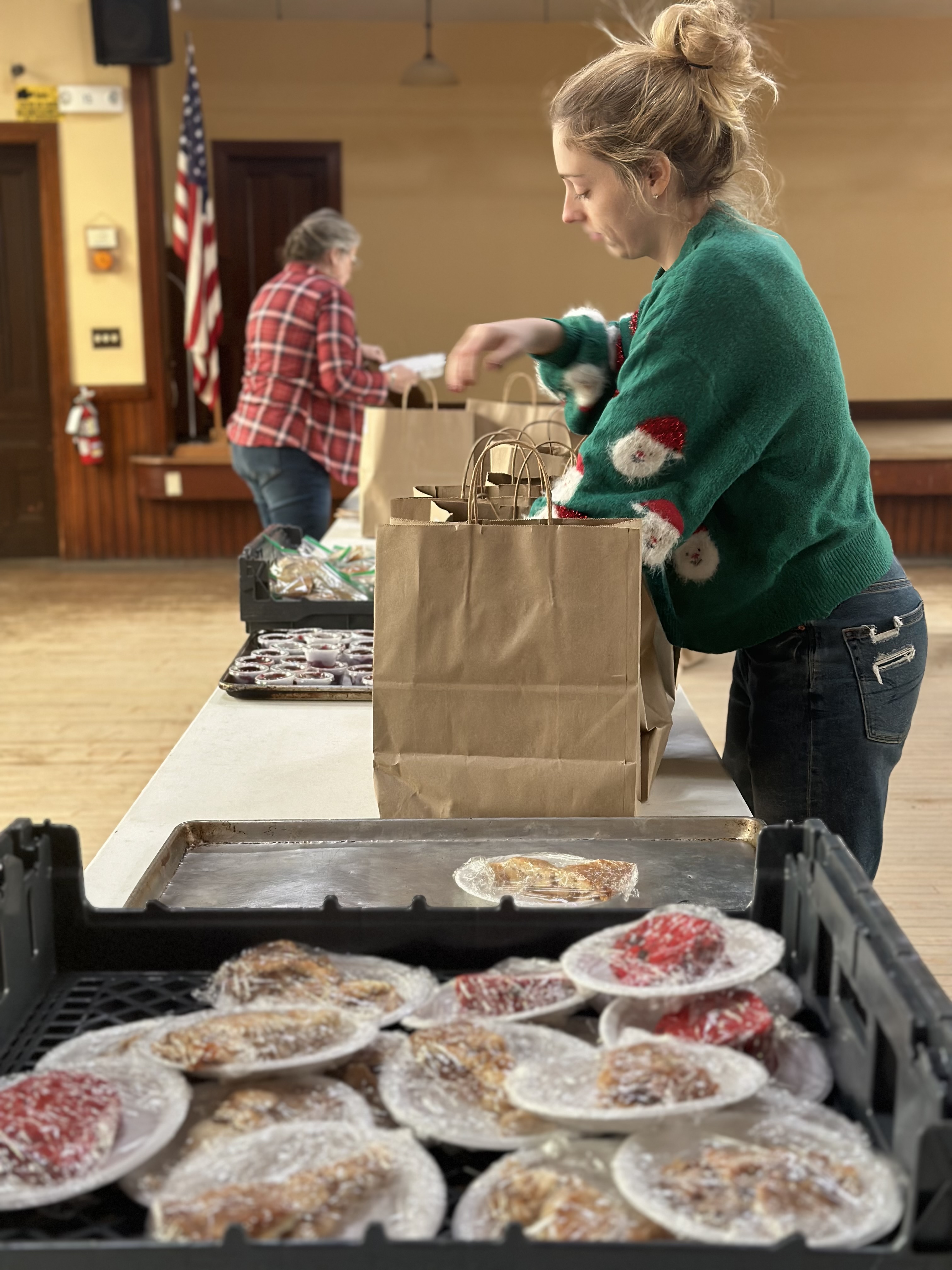 Community members provide free Christmas meals to hundreds - Vimarsana News