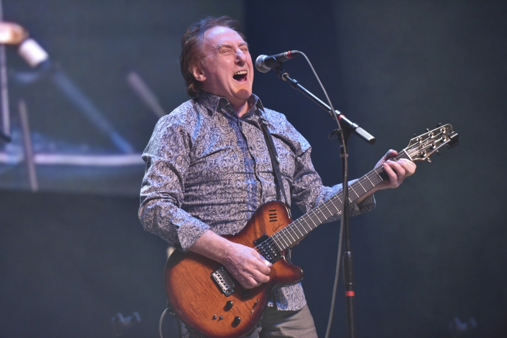 Denny Laine, founding member of Moody Blues and Paul McCartney's Wings, dies - Vimarsana News