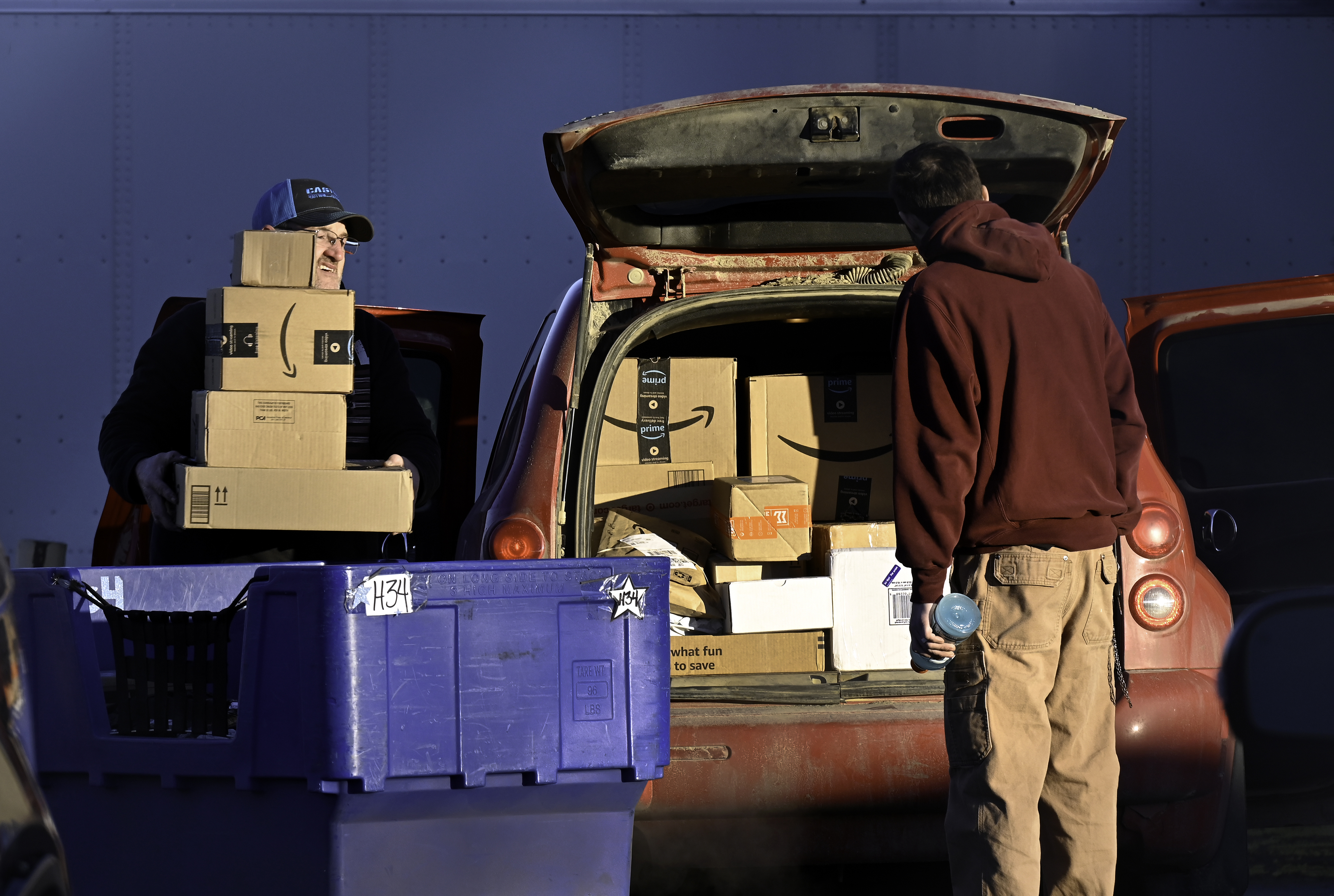 A rural post office was told to prioritize Amazon packages. Chaos ensued. - Vimarsana News