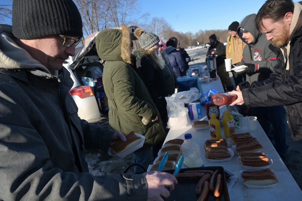 Winslow woman, 15 volunteers fill Sunday void with free food, clothing in  Waterville