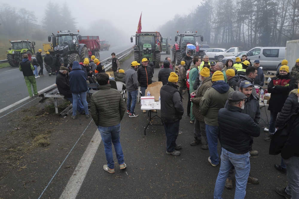 French ministry orders security forces around Paris after threats from farmers, soup hurling at 'Mona Lisa' - Vimarsana News