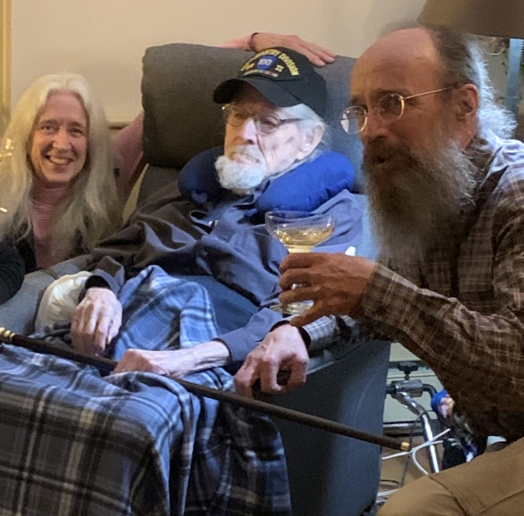 沃特福德向106岁的二战老兵颁发波士顿邮报手杖