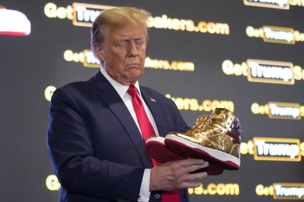 【関税&送料込】Golden Sneakers White Trump hawks $399 branded shoes at 'Sneaker Con,' one day