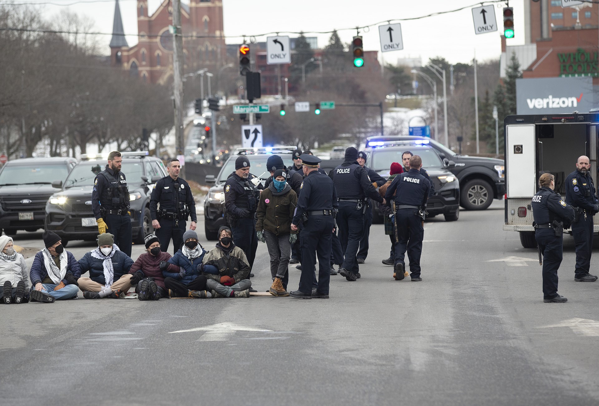 Portland police arrest protesters blocking Franklin Street - Vimarsana News