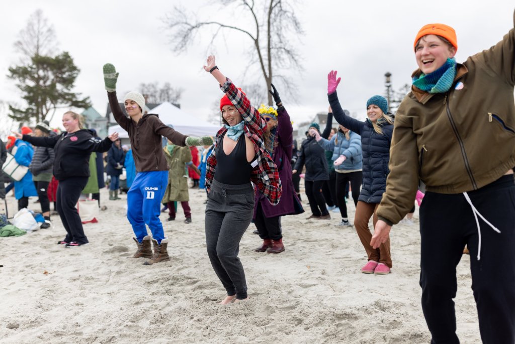 Hundreds descend on Willard Beach for a chilly dip in Casco Bay to