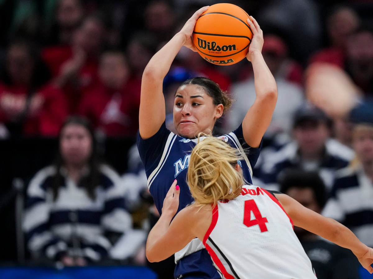 Adrianna Smith’s double-double lifts Maine women’s basketball to win