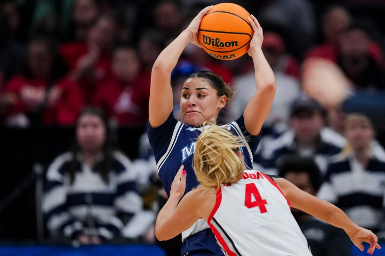 Adrianna Smith’s double-double lifts Maine women’s basketball to win