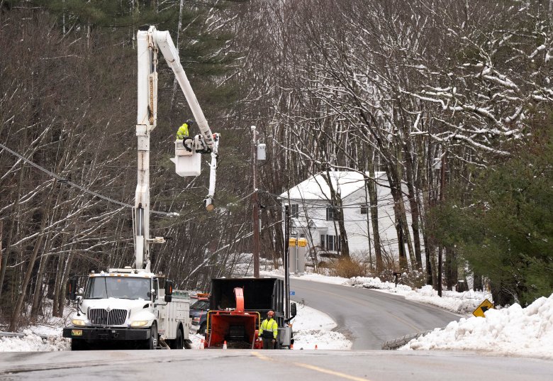 Crews make progress, but more than 125,000 still without power in Maine