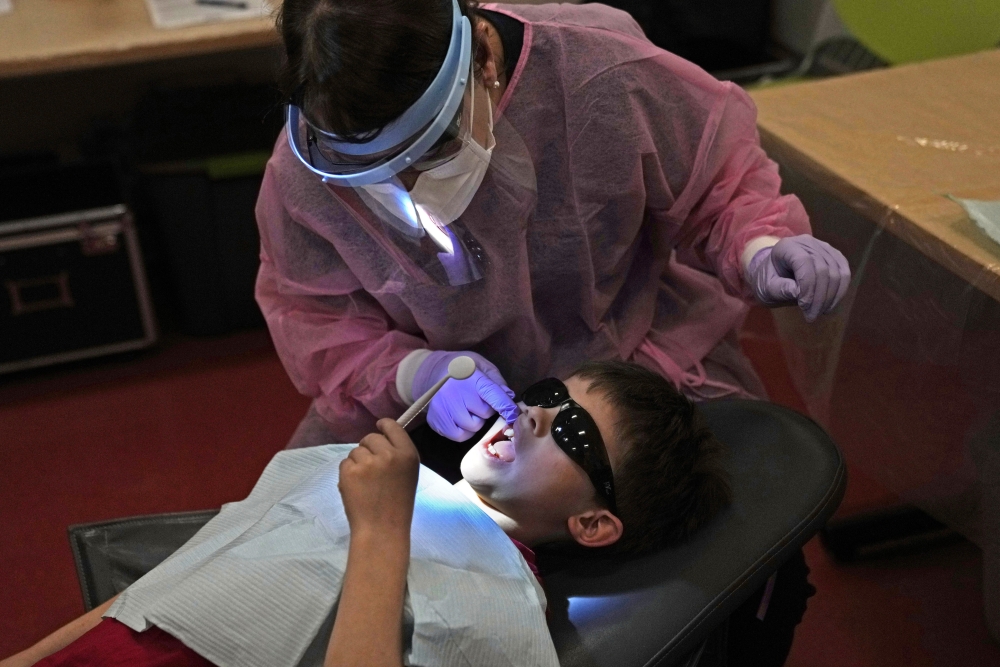 Bringing dental care to kids in schools is helping take care of teeth neglected in the pandemic - Vimarsana News
