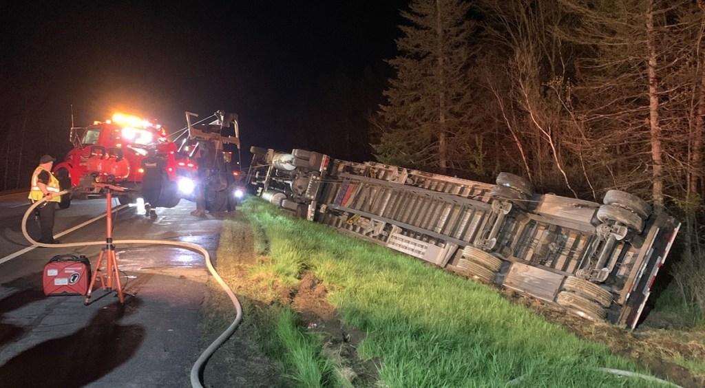 Truck carrying 15 million bees rolls over on I-95 in Clinton – Kennebec Journal and Morning Sentinel