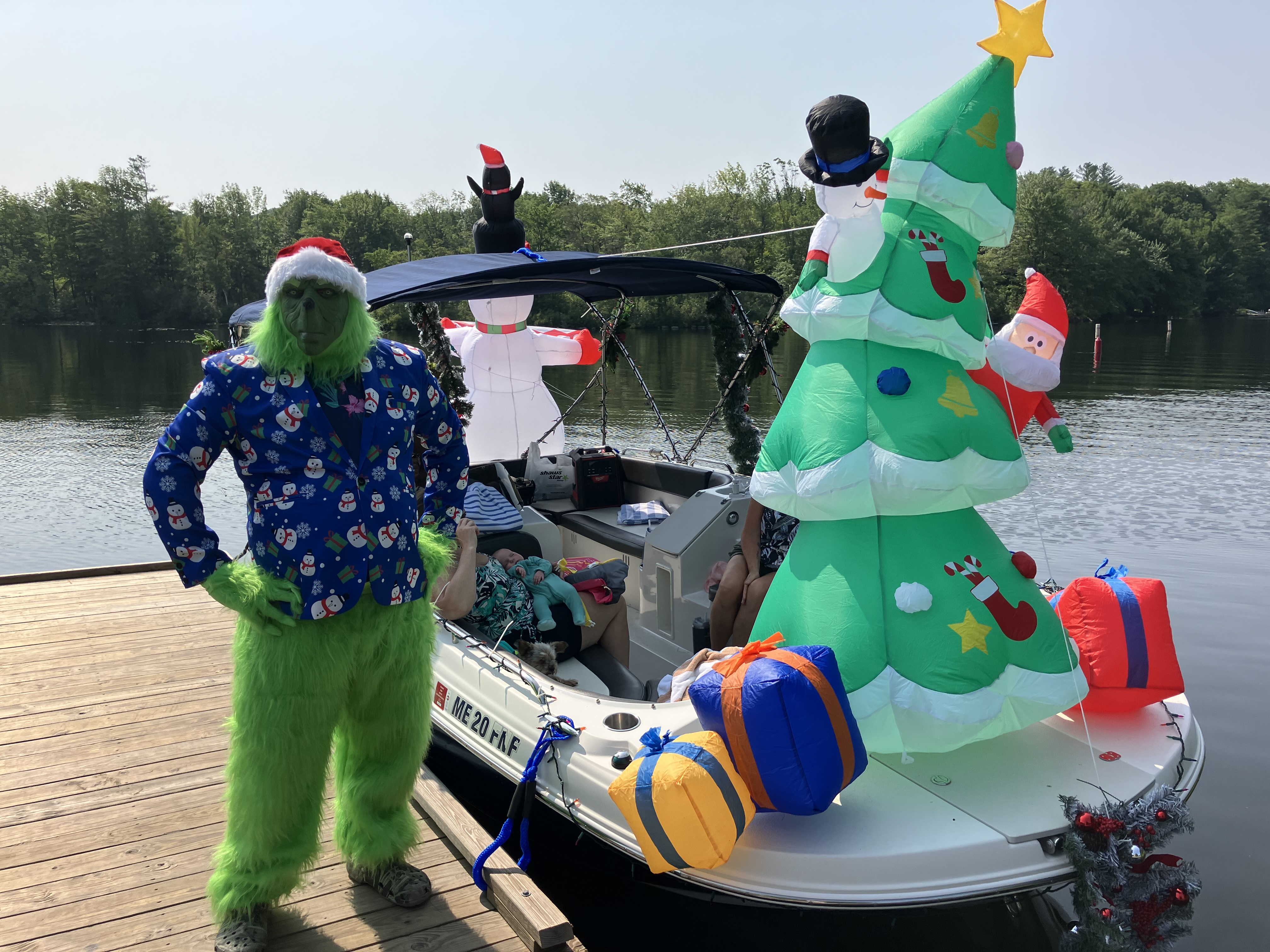 Christmas-themed boat parade highlights final day of OakFest