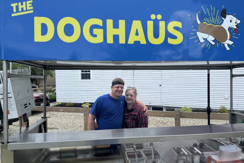 Traveling hot dog cart offers affordable lunch option for Oxford Hills ...