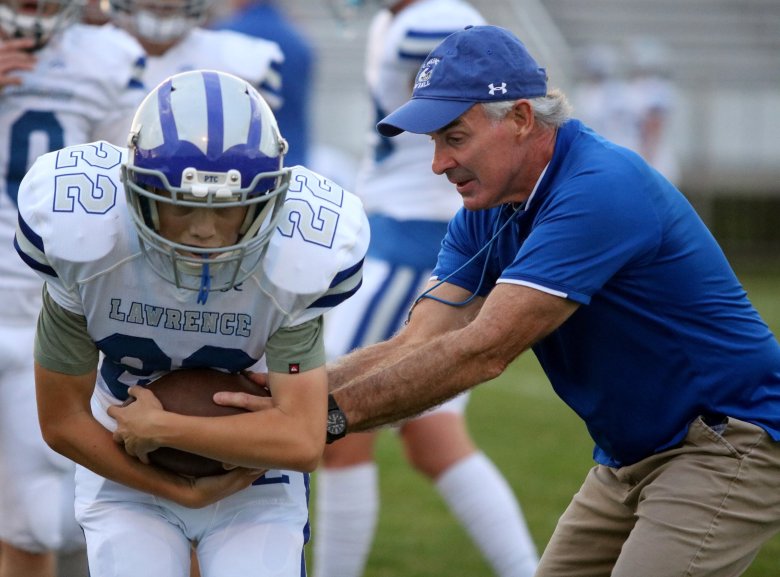 Джон Херсом уходит с поста футбольного тренера Лоуренса после 20 лет работы