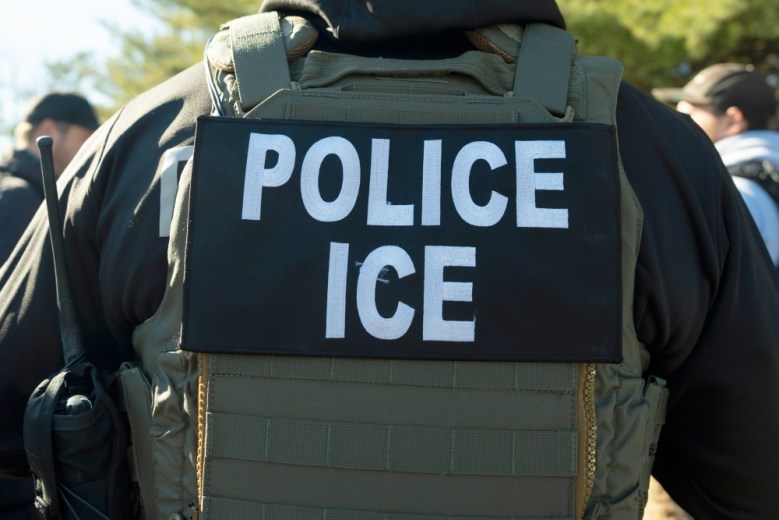 Grupos de defesa de imigrantes lançam linha direta para denúncias da ICE em meio a prisões: O que está acontecendo?