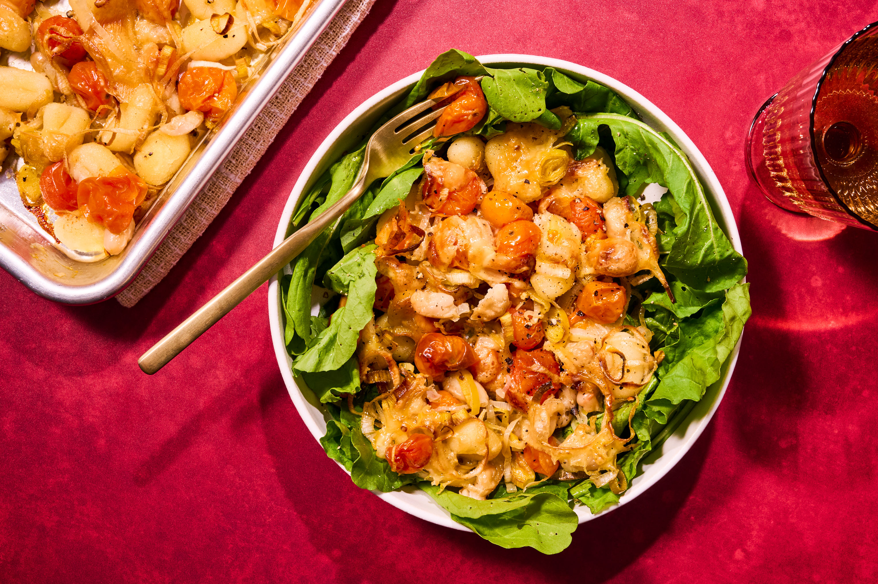 Uning oyoqlarini yoyib, xorozini kokragiga chuqur tiqdi.