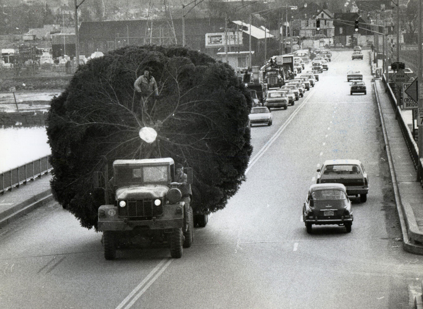 Historical photos show the arrival of Portland’s holiday tree